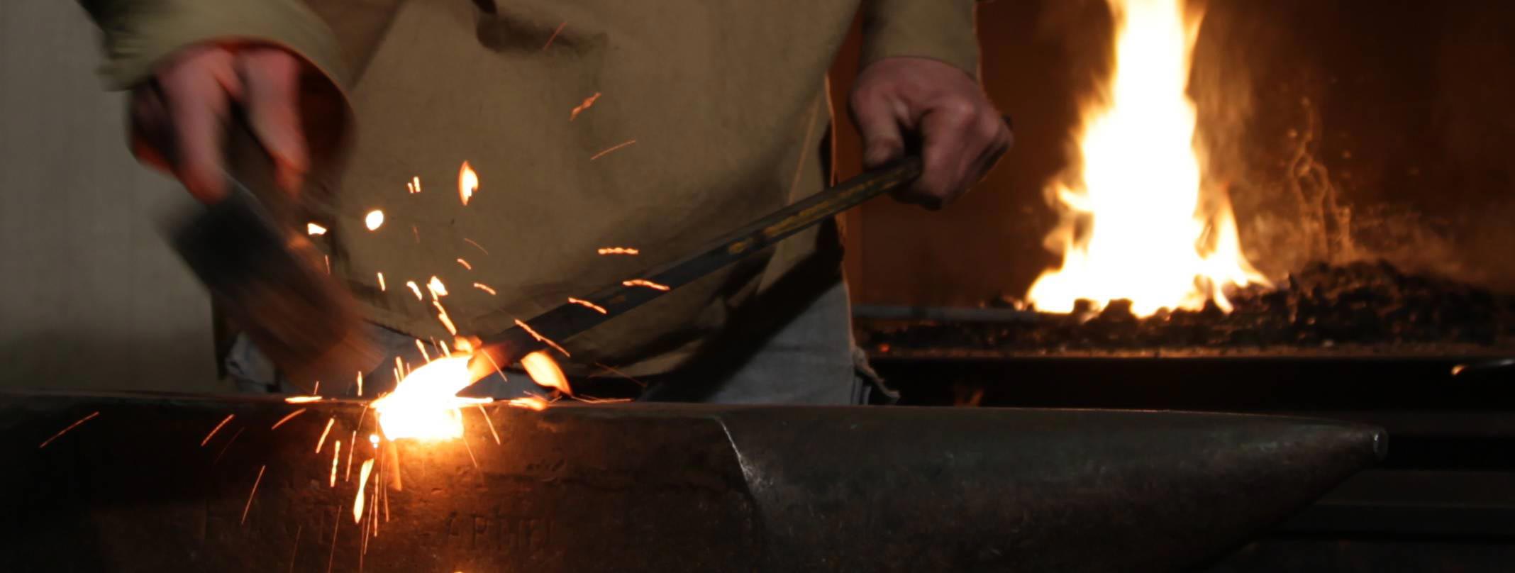 Poirier forge un fer sur l'enclume