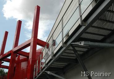 Escalier en fer et en verre du pars de la villette