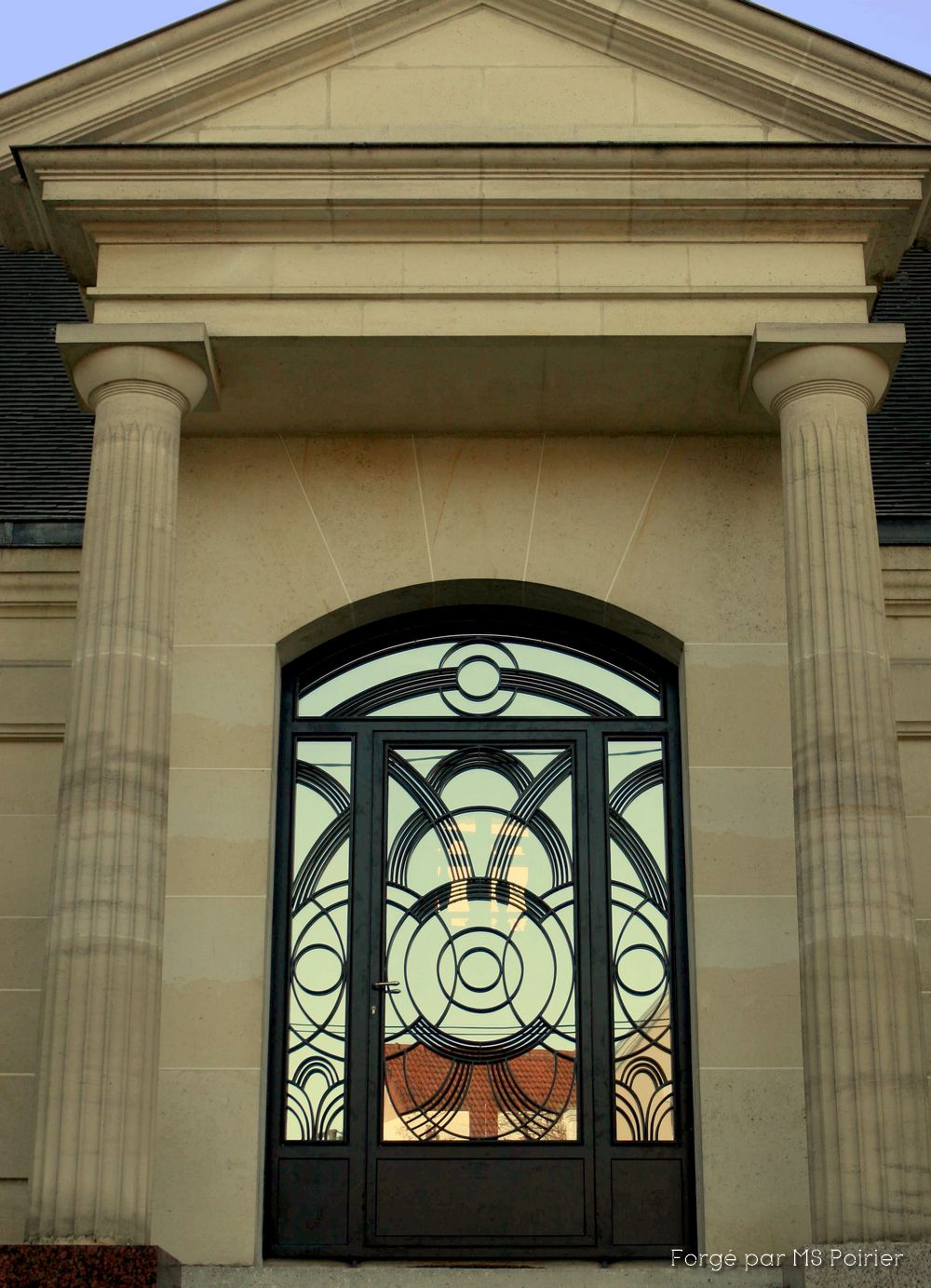 Porte d'entrée avec imposte décorée