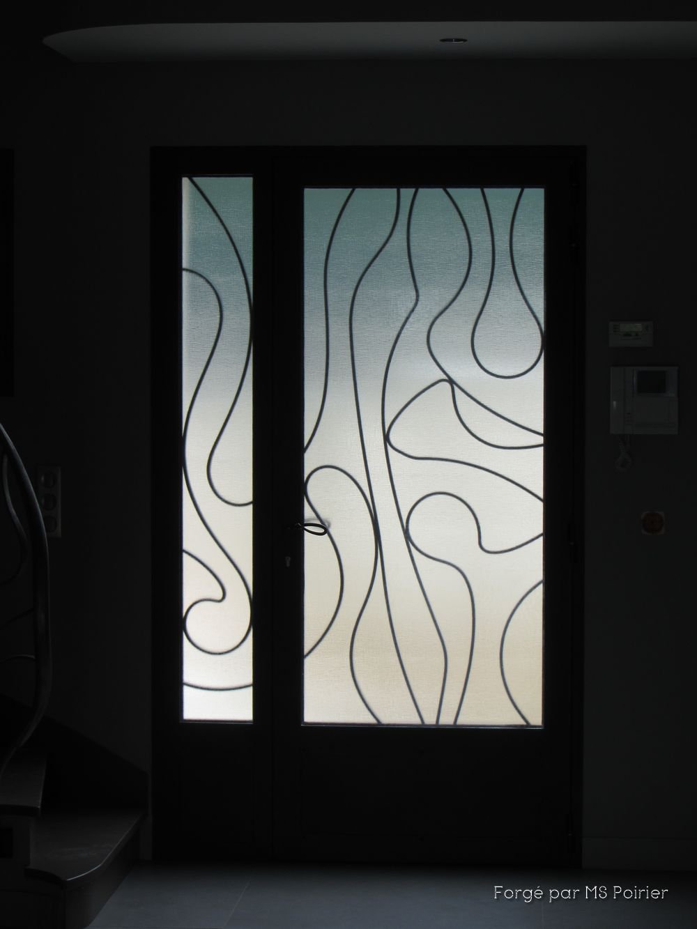 porte très moderne en fer avec isolation phonique