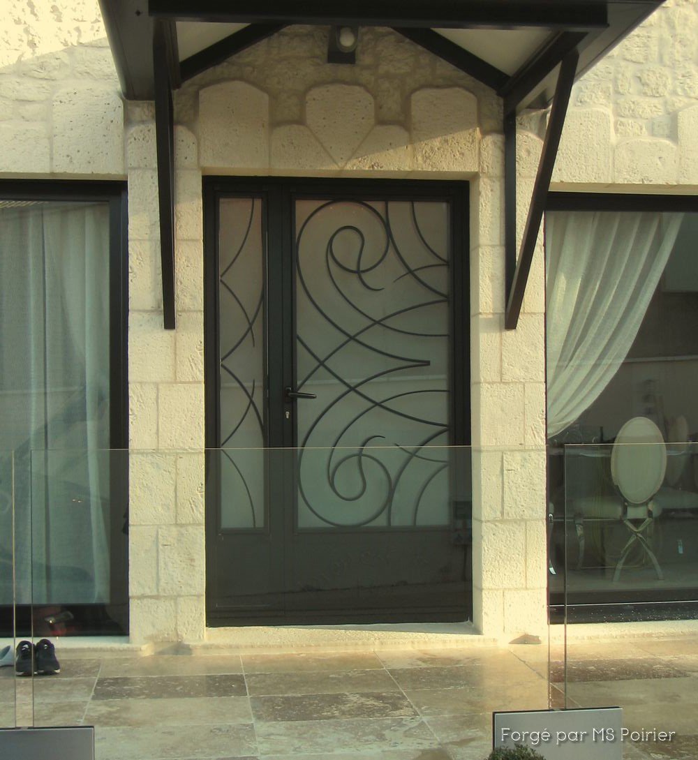 Forme moderne très design pour cette porte d'entree