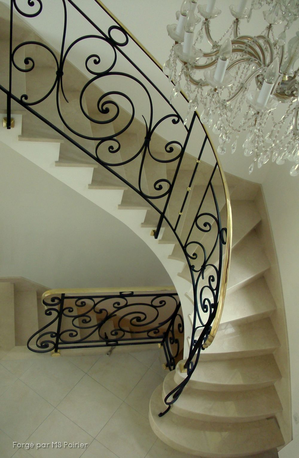 rampe d'escalier Charles VIII derriere un lustre en cristal