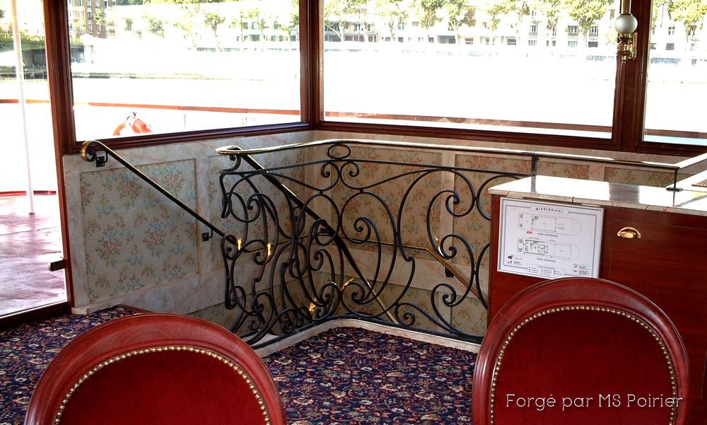 Une rampe d'escalier avec feuille d'acanthe dans un bateau