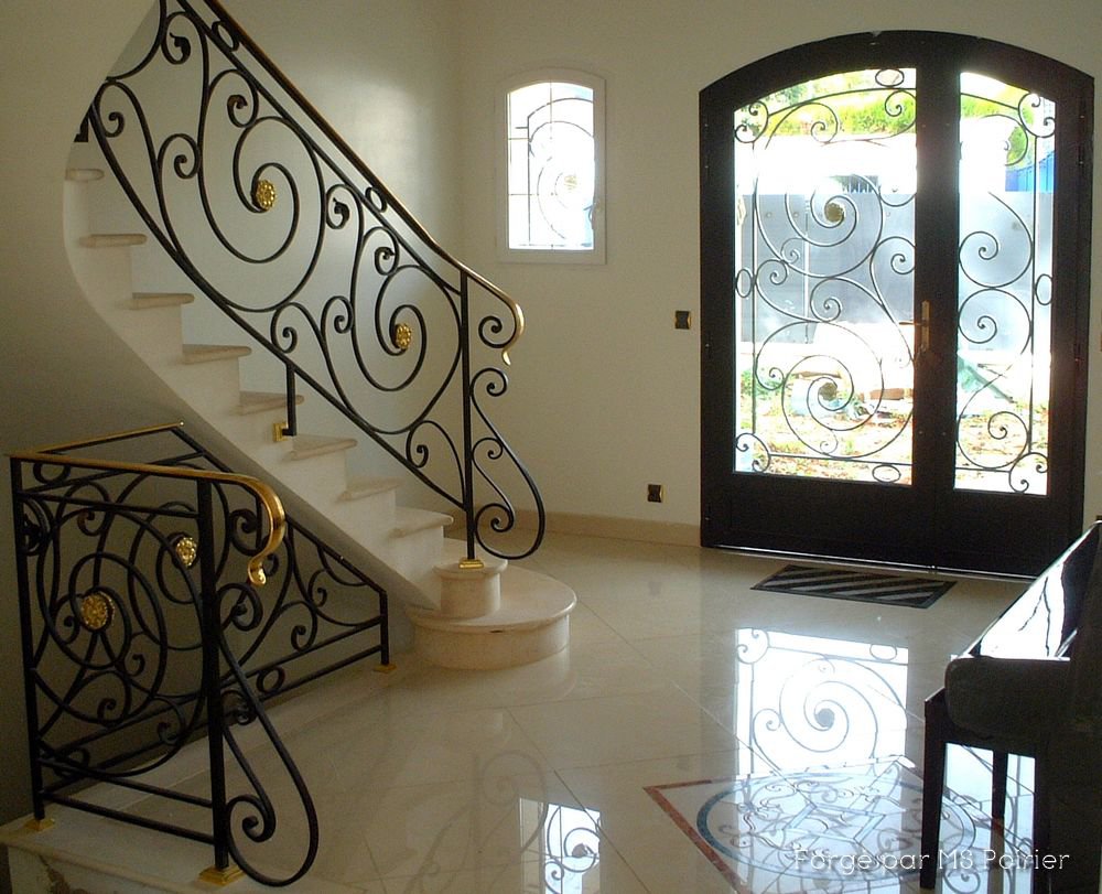 rampe d'escalier assortis à une porte d'entrée en fer forgé