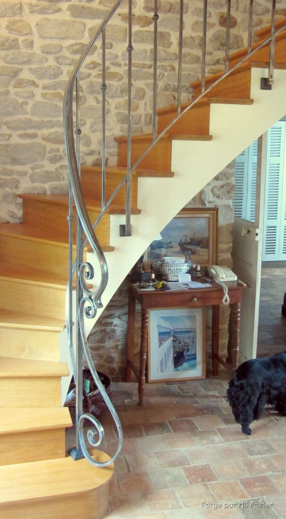 rampe d'escalier sur escalier en bois