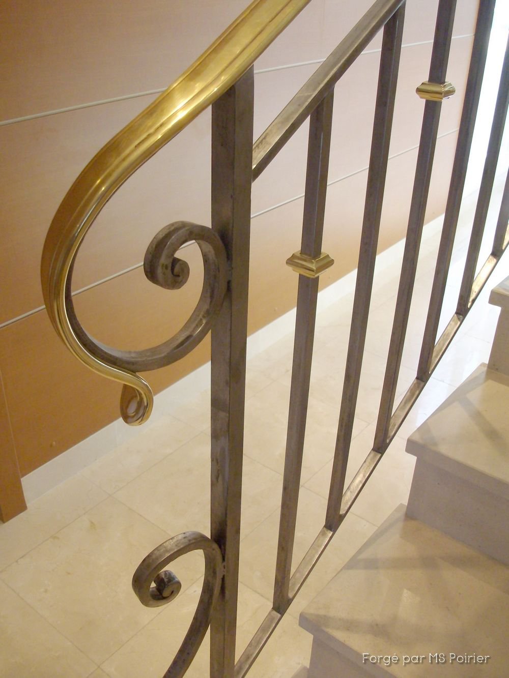 rampe d'escalier avec départ ouvragé et finition laiton et acier poli