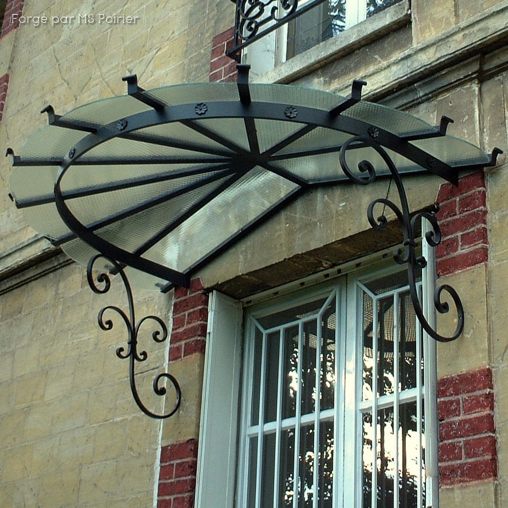 Marquise en demi-cercle sur mur en brique