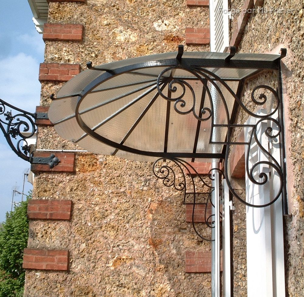 Marquise en demi-cercle sur mur en meulière