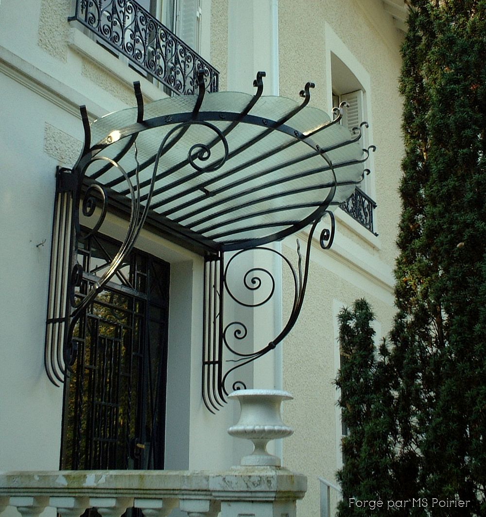 marquise relevée sur maison bourgeoise début XXe