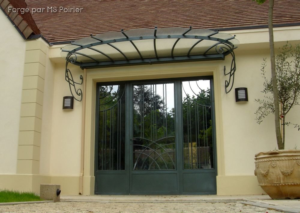 marquise relevée version Art déco sur maison moderne