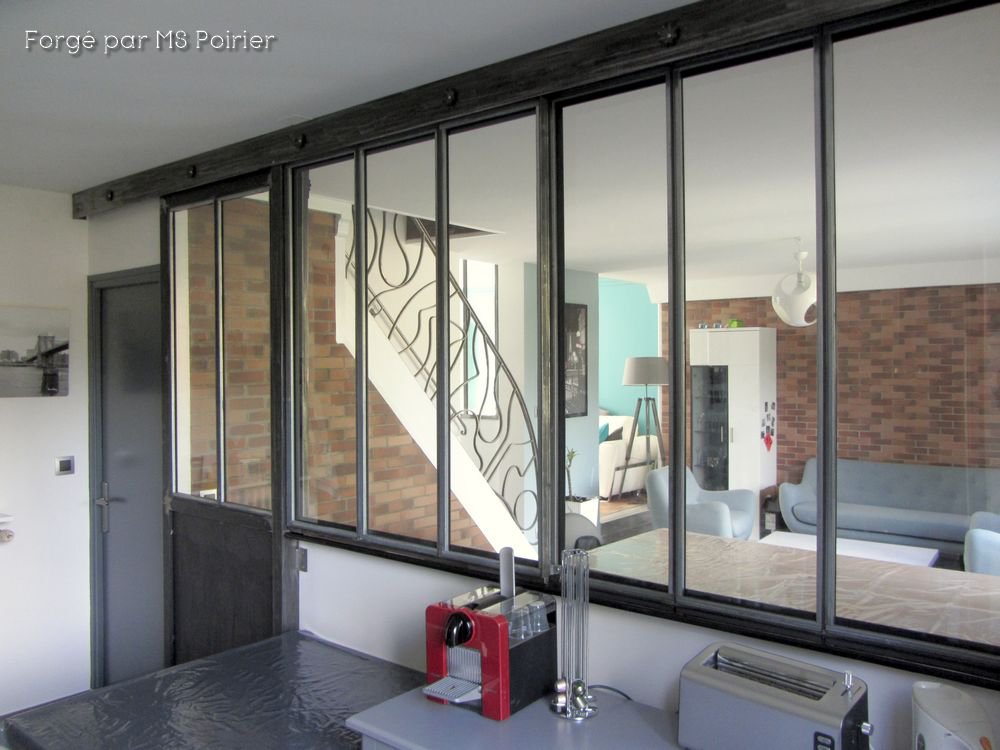 détail d'une verrière type atelier d'artiste avec porte et fenêtre coulissante