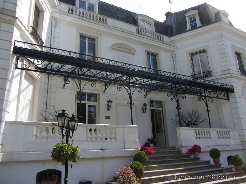 Auvent sur le chateau de bonneuil en fer forgé de grosse section