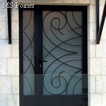 porte d'entrée en ferronnerie abstraite